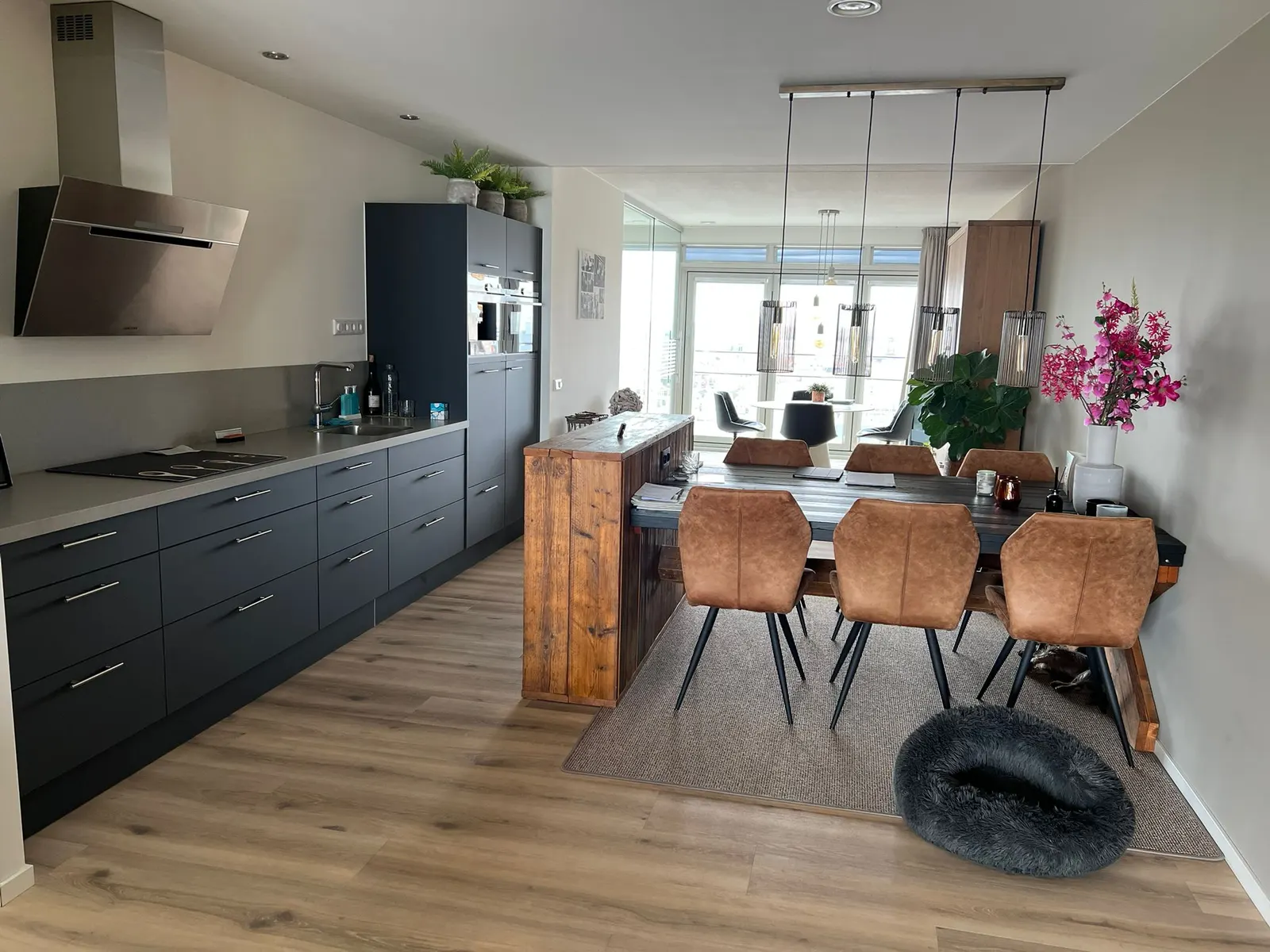 Keuken en eettafel voor de verbouwing