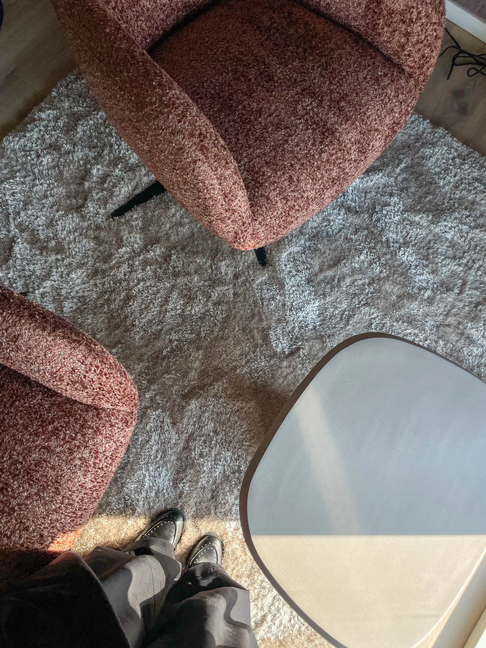 Roze-bruine fauteuil op een hoogpolig vloerkleed