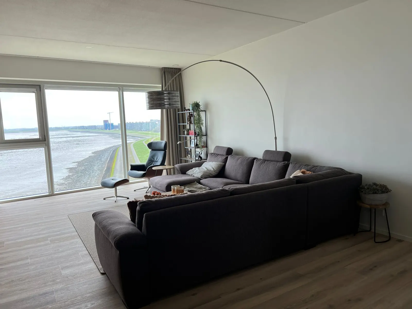 De woonkamer met uitzicht over het water voor de verbouwing