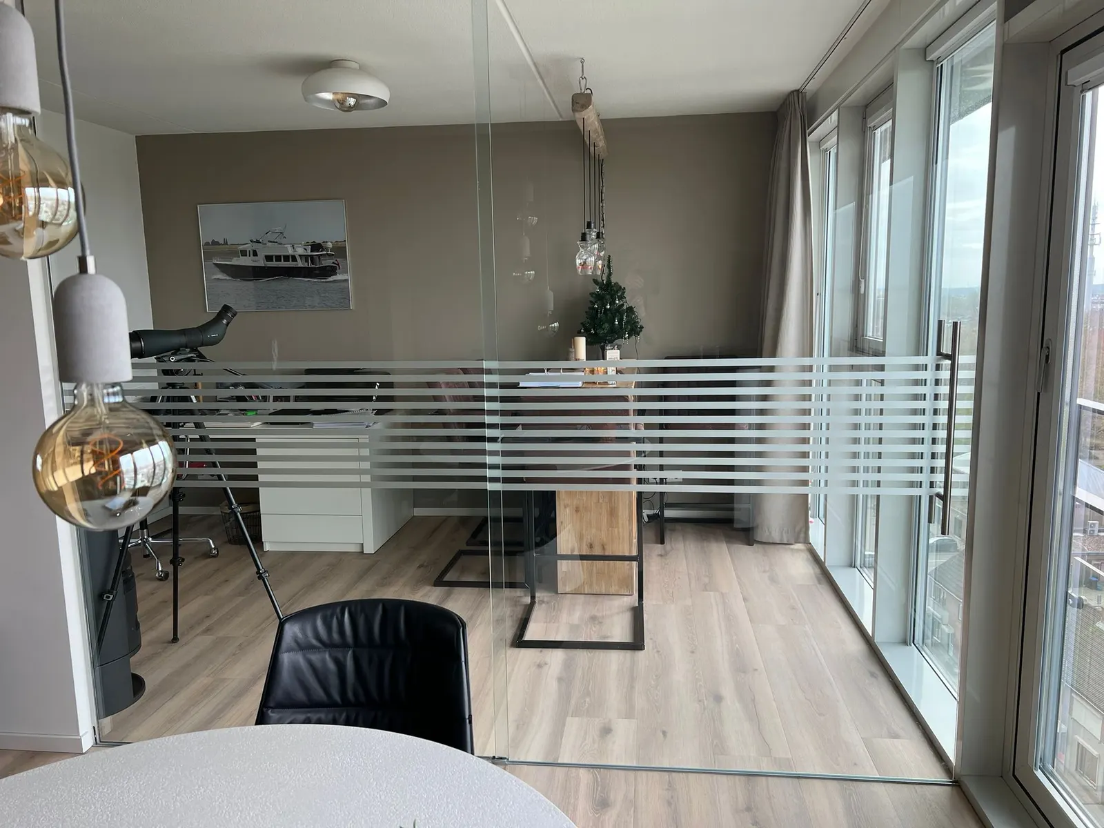De werkplek achter een glazen wand voor de verbouwing