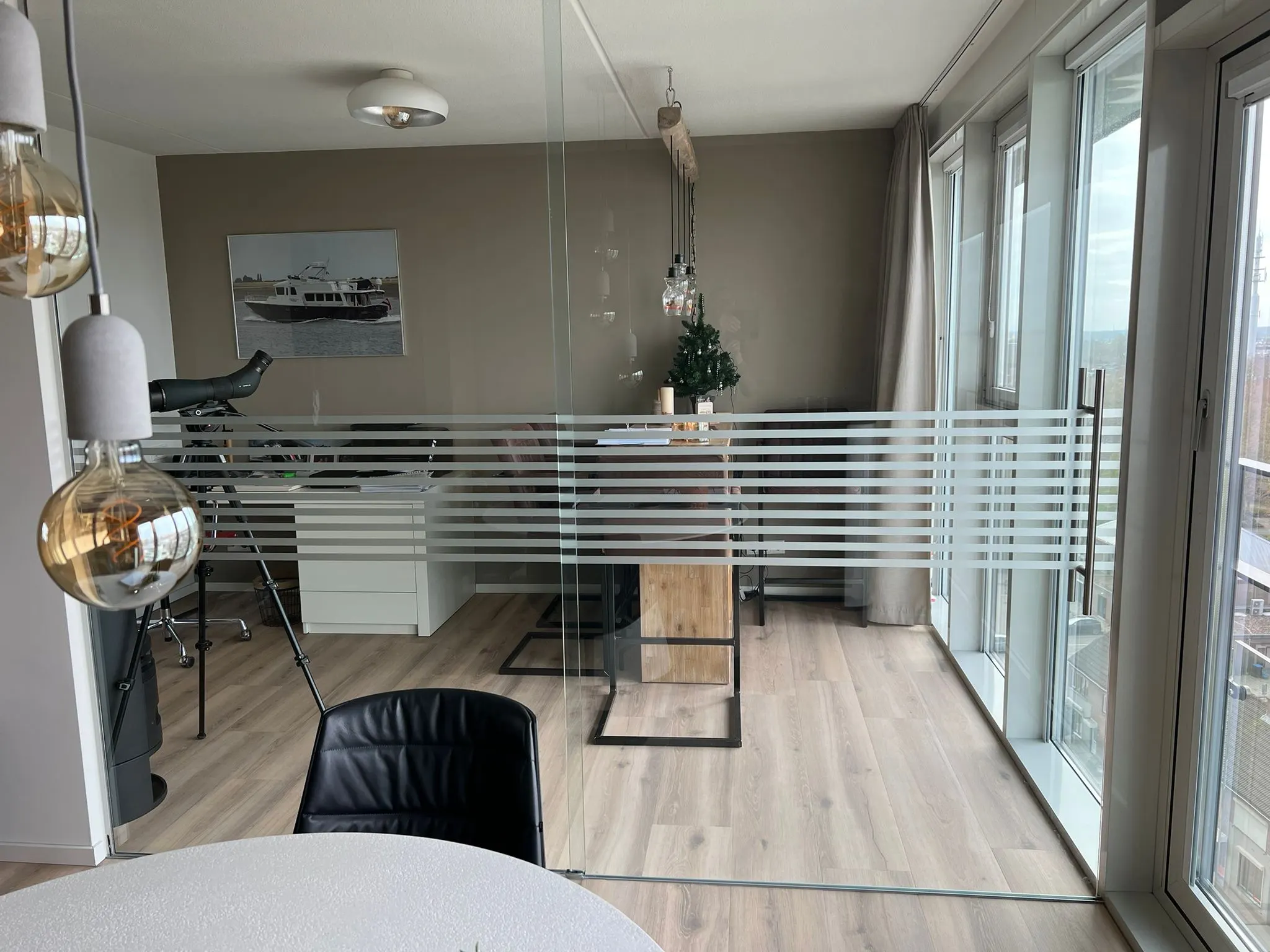 De werkplek achter een glazen wand voor de verbouwing