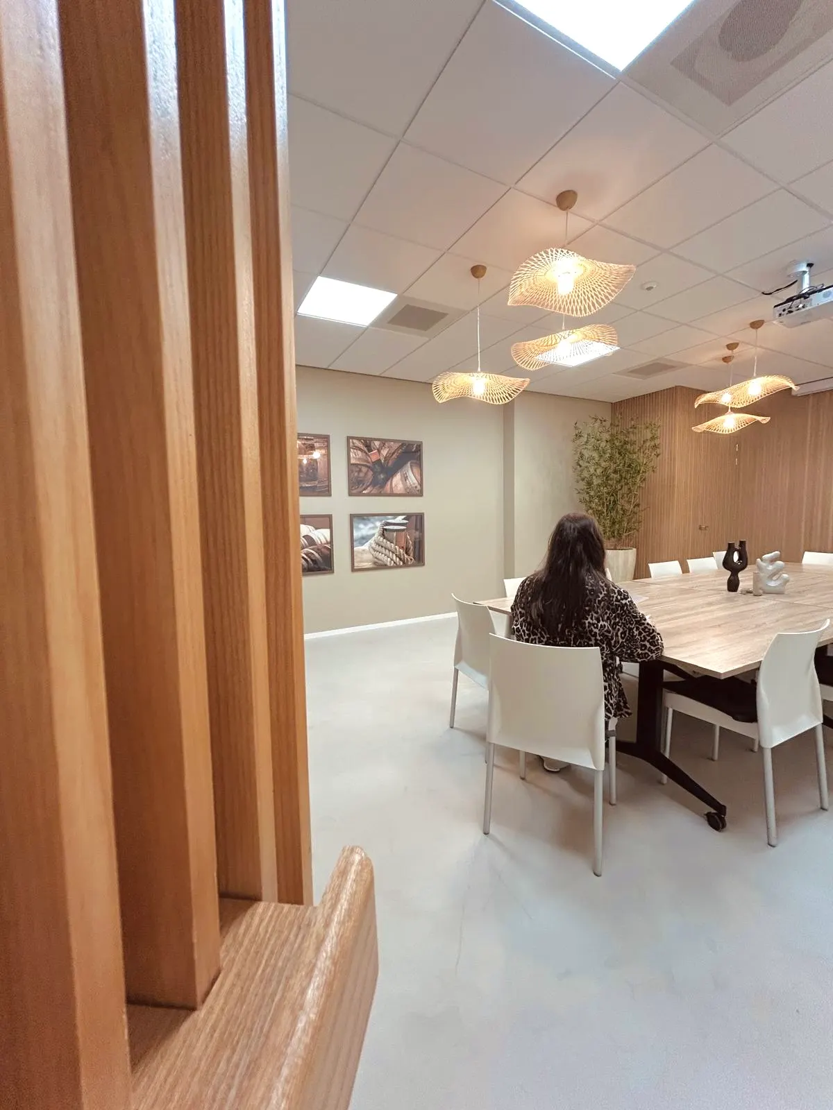 Doorkijk langs de lamellenwand naar de vergaderruimte