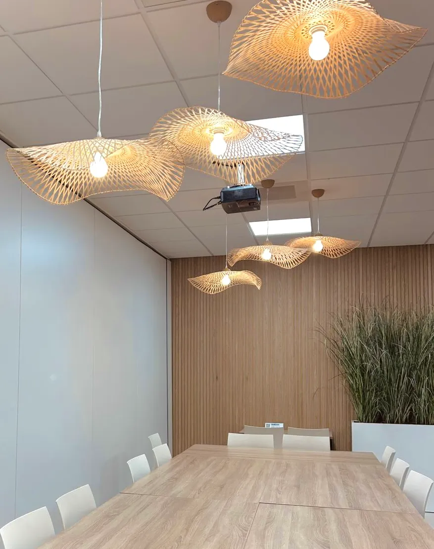 Rieten hanglampen boven de vergadertafel