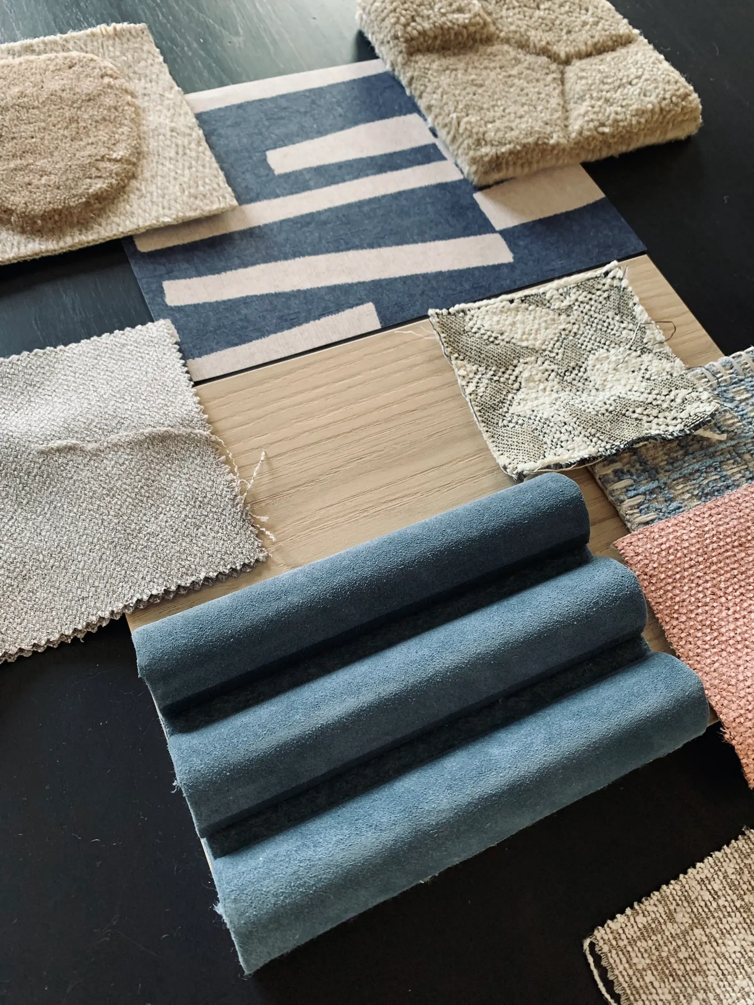 Moodboard met stoffen en materialen voor het interieur van BIZZ