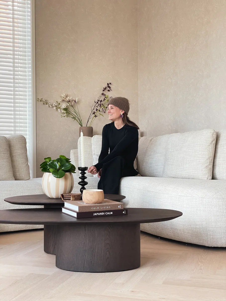 Lobke in een woonkamer die zij ontwierp