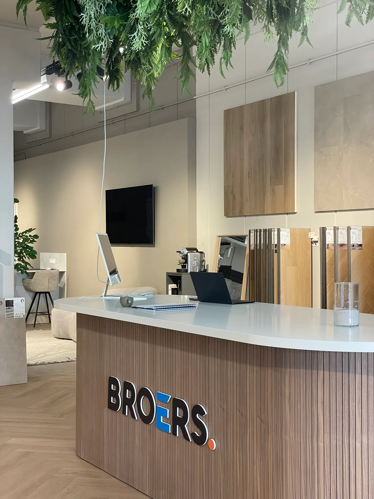 Balie van showroom Broers in Terneuzen onder hangende planten