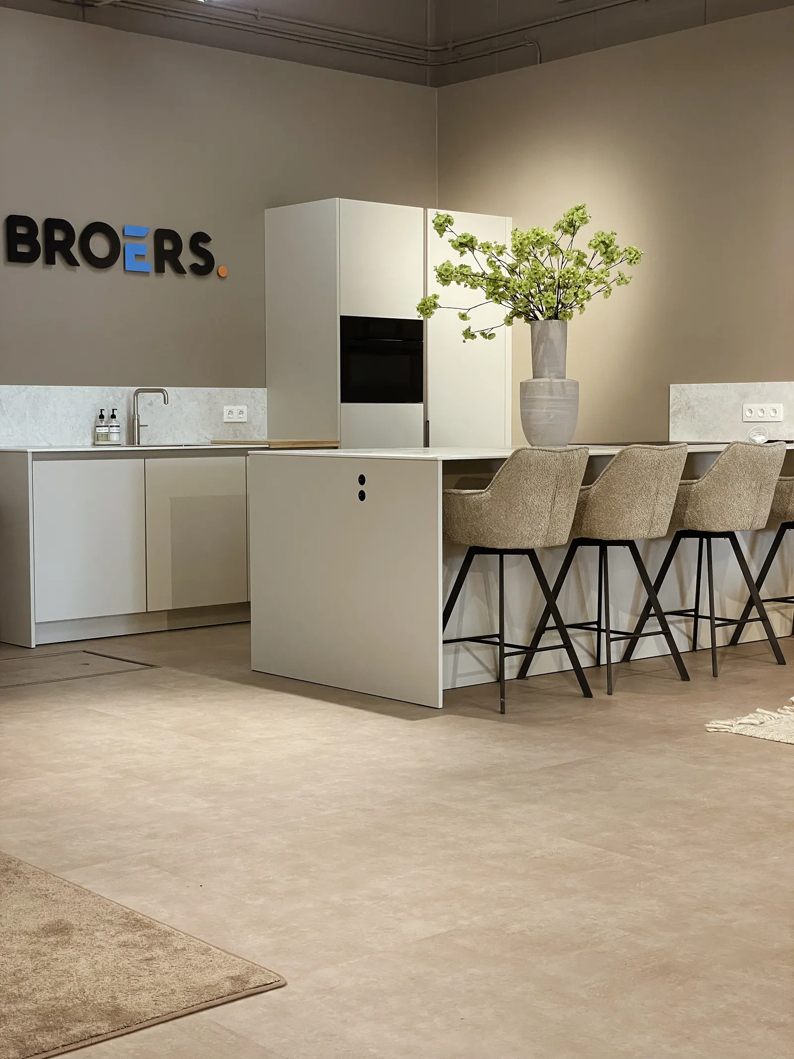 Keukenopstelling met barkrukken in showroom Broers