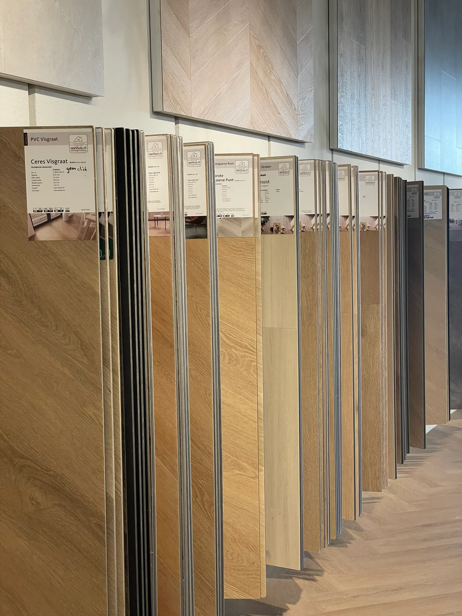 Rij PVC-vloerstalen in visgraat bij showroom Broers