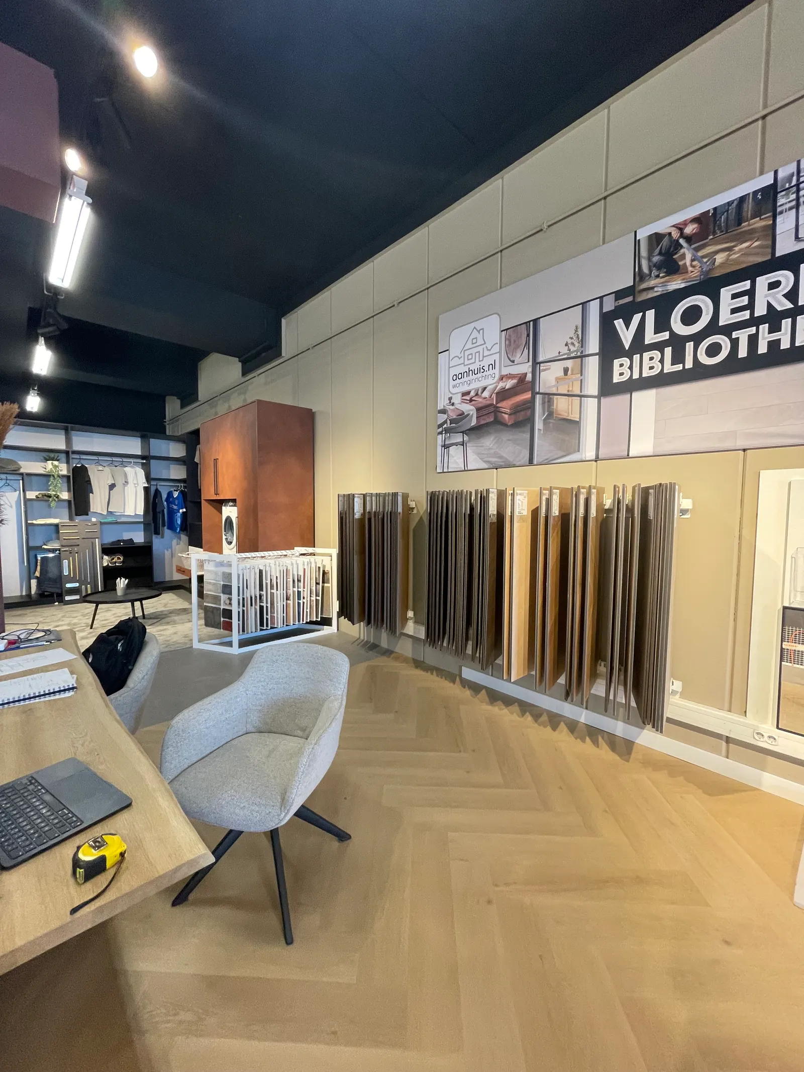De showroom van Broers vóór de verbouwing, met de oude vloerenwand en balie