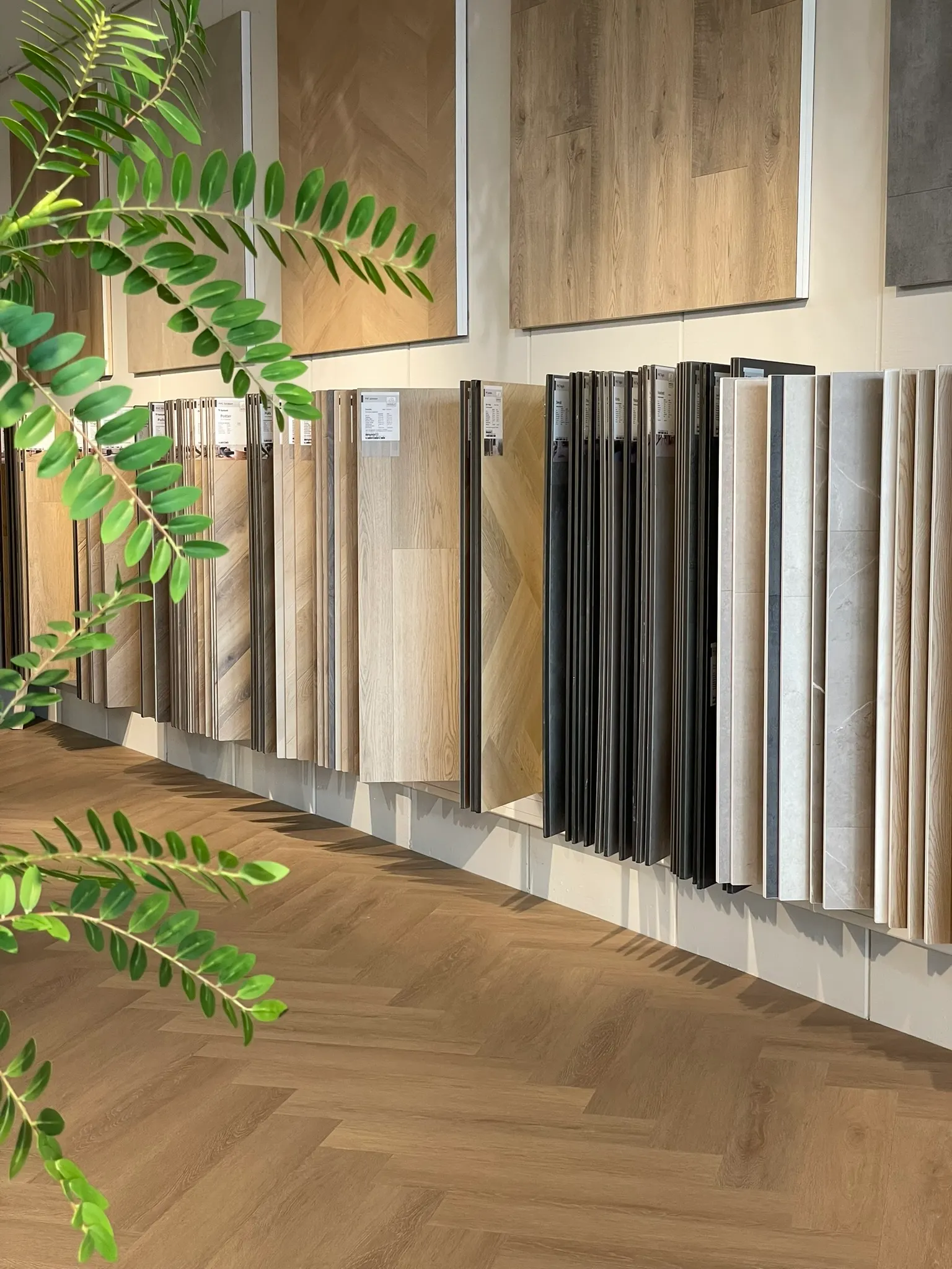 Wand met vloer- en tegelstalen in showroom Broers