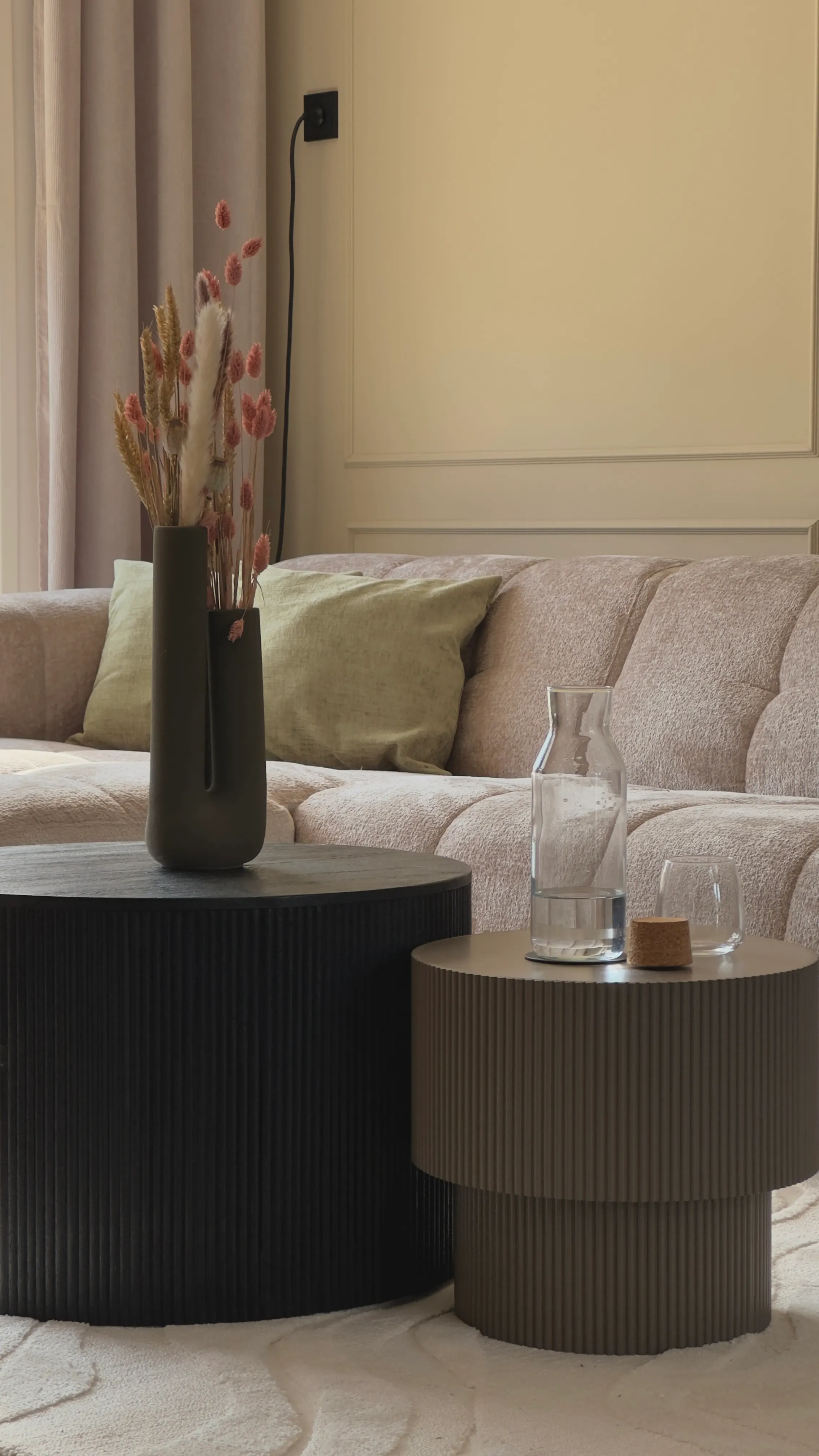 Geribbelde bijzettafels met droogbloemen in de woonkamer