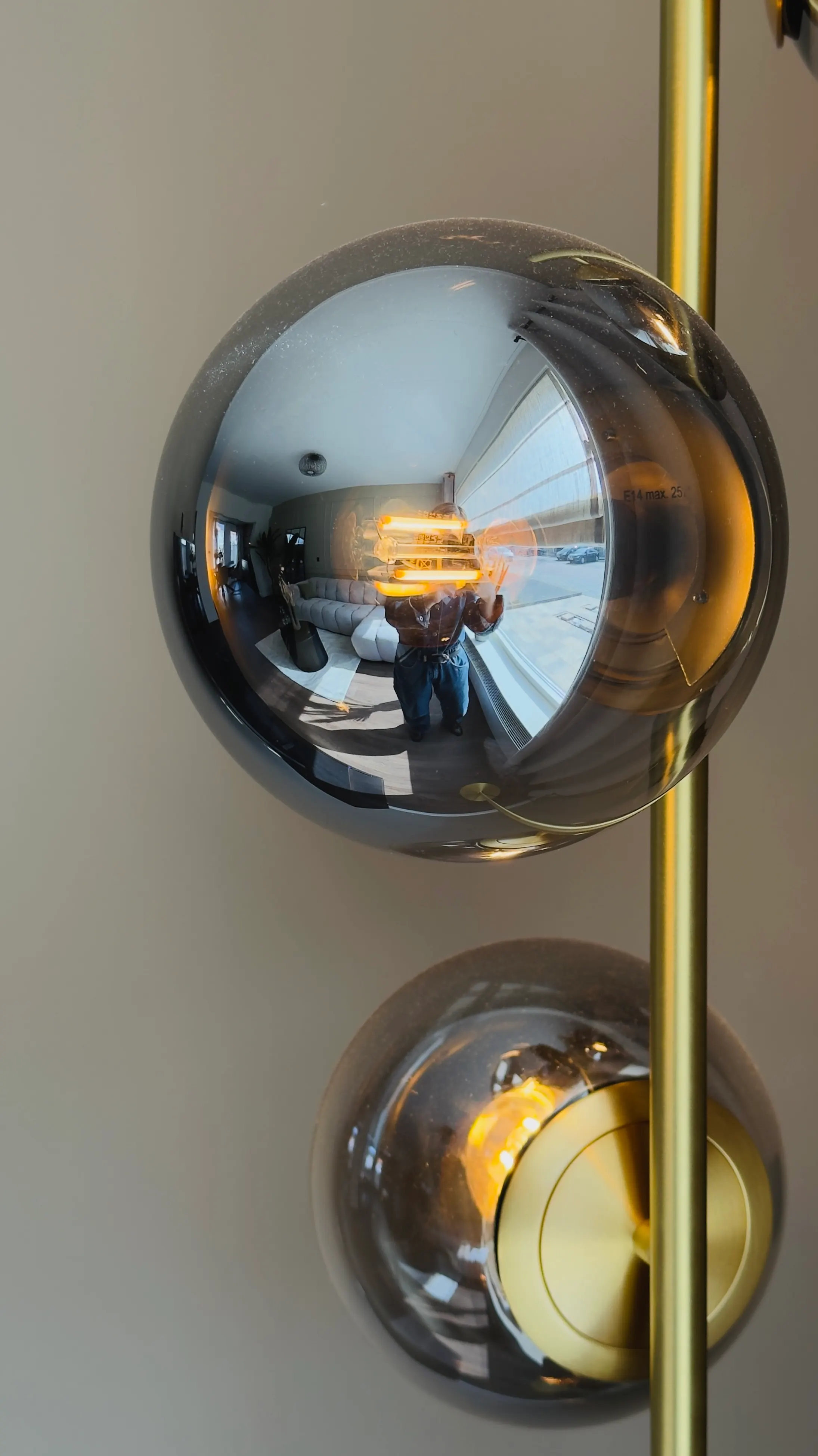 Rookglazen bollampen met spiegeling van de woonkamer