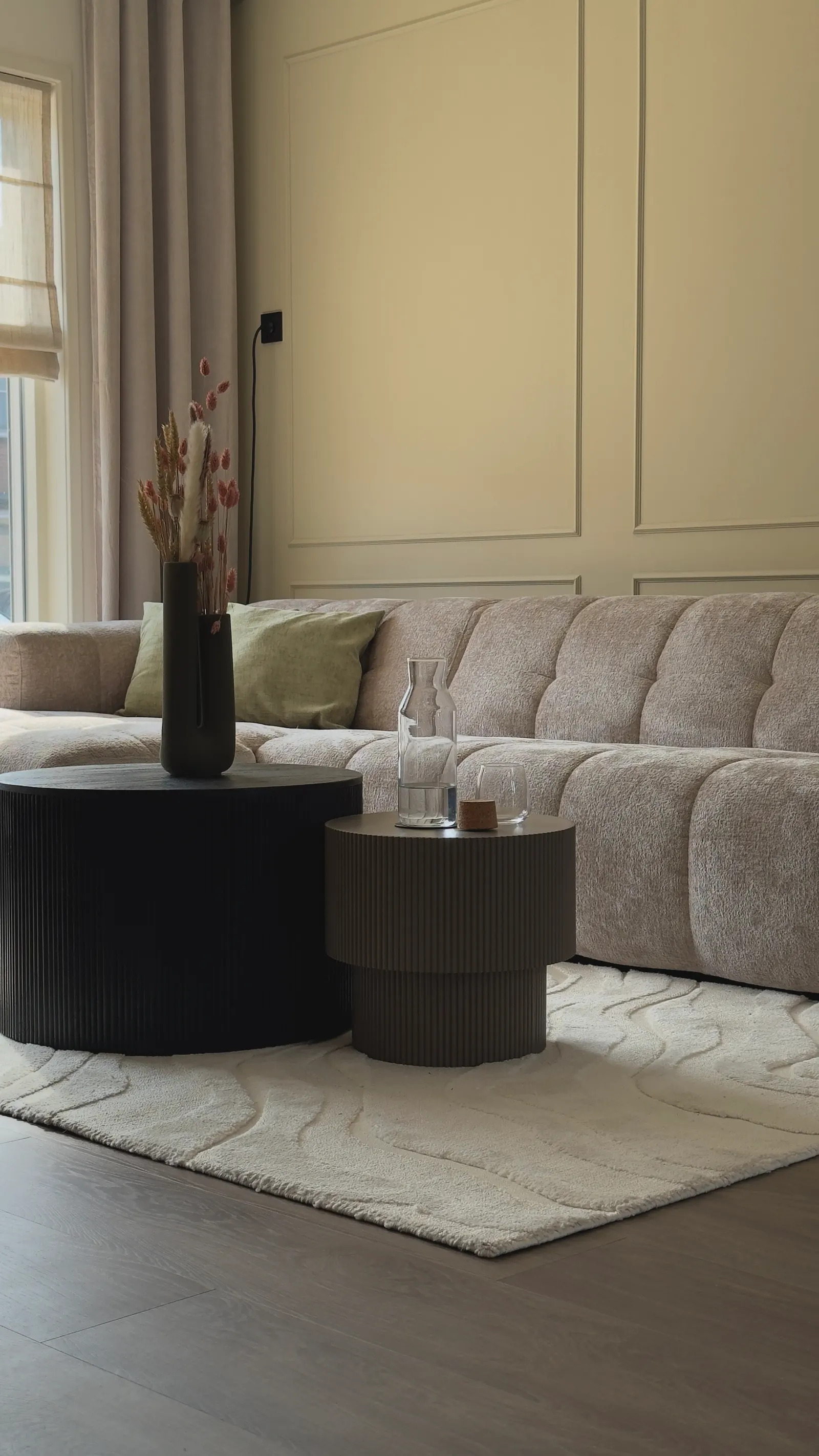 Zithoek met salontafels op het beige vloerkleed