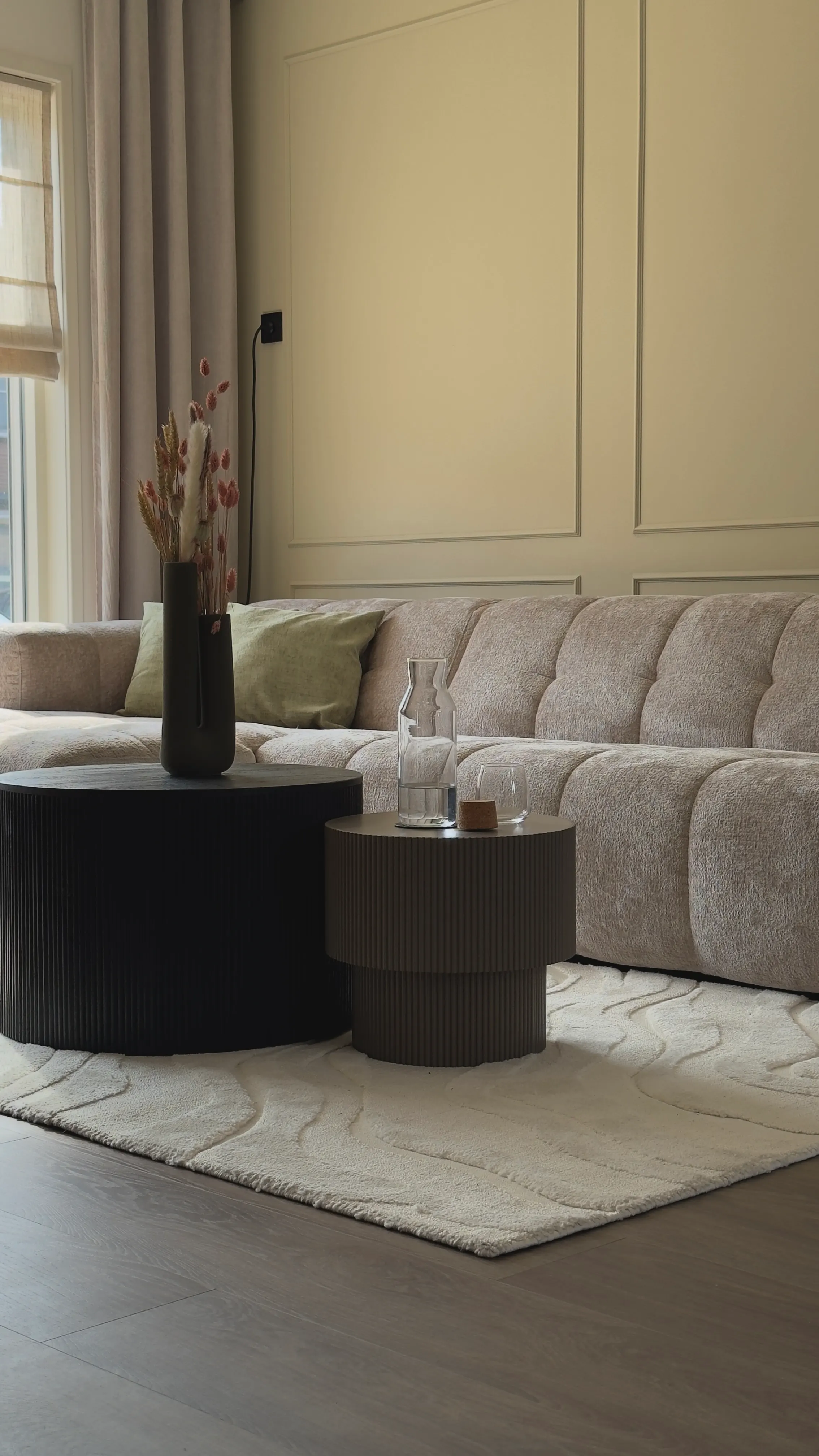 Zithoek met salontafels op het beige vloerkleed