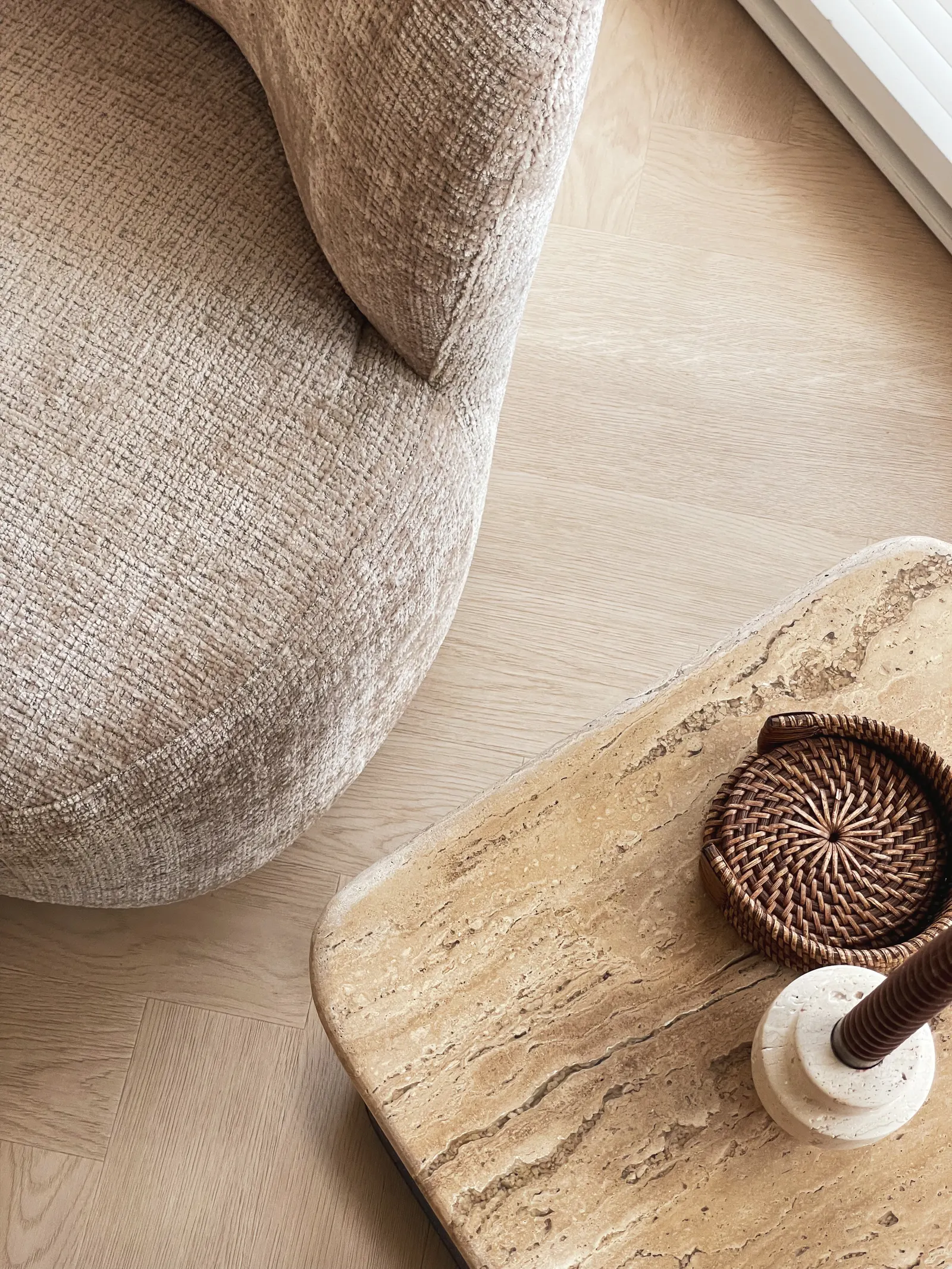 Bovenaanzicht van de fauteuil met travertin bijzettafel