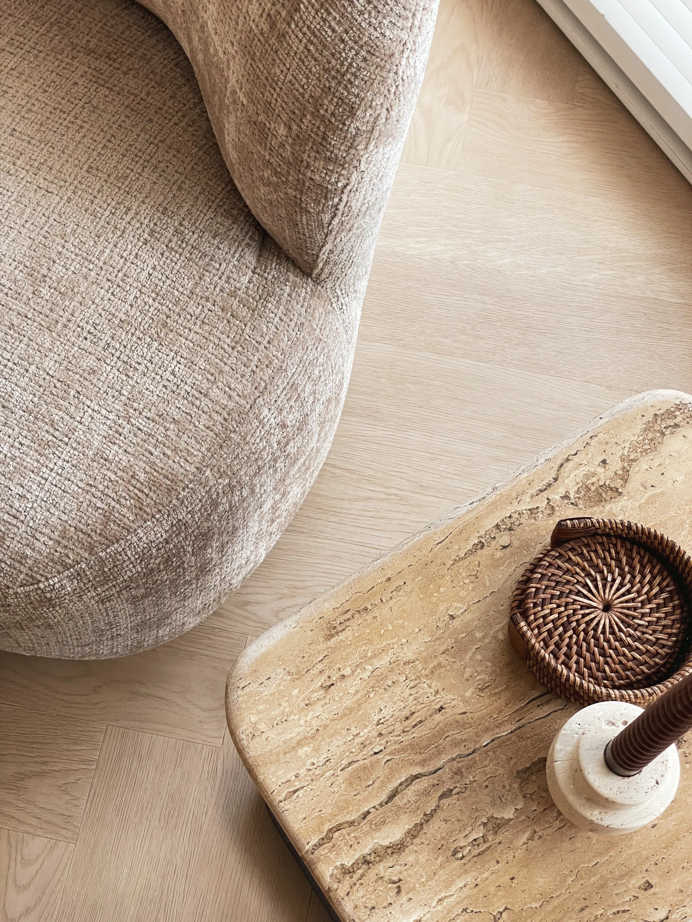 Bovenaanzicht van de fauteuil met travertin bijzettafel