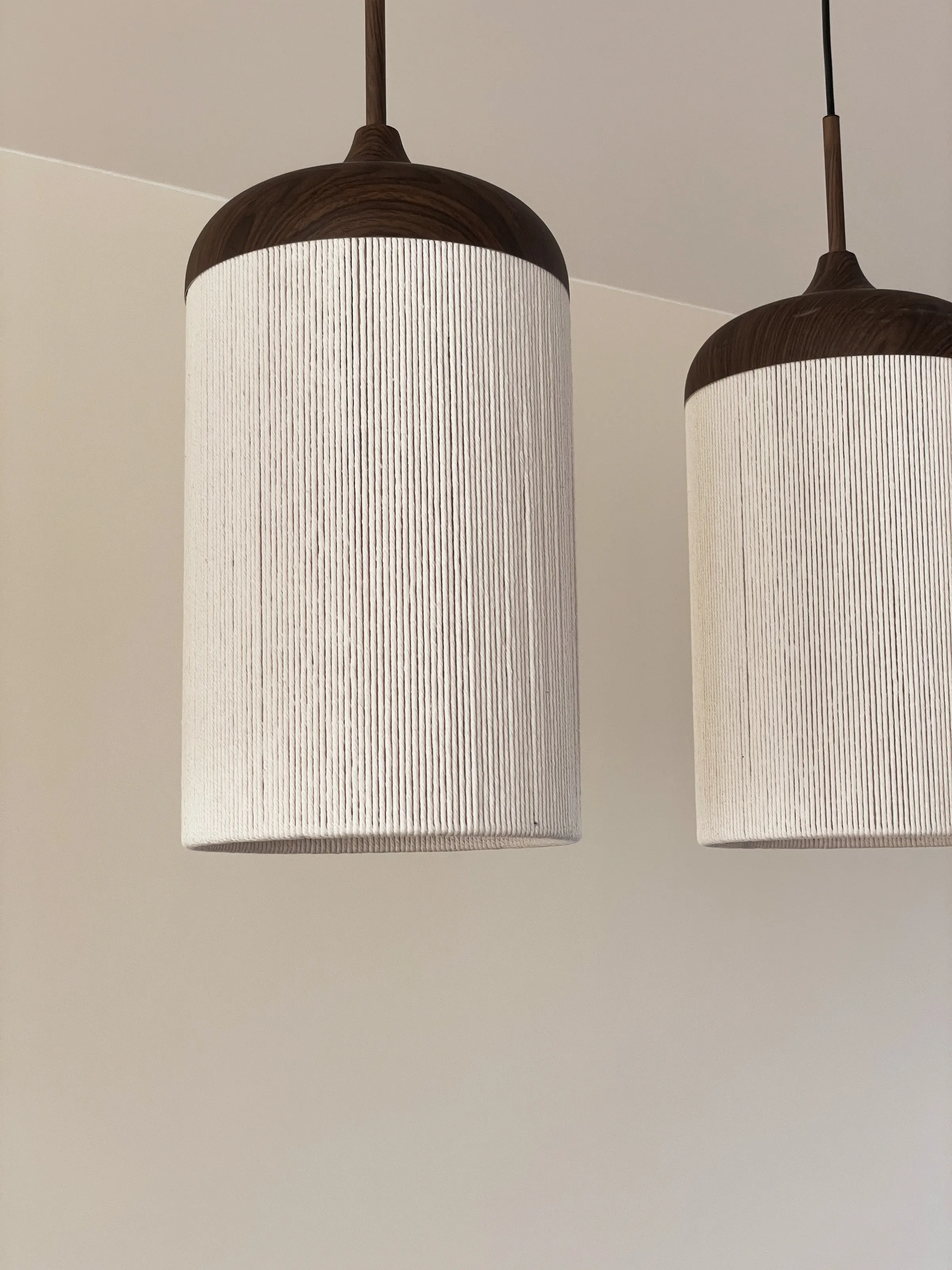 Detail van de geribbelde hanglampen boven de eettafel