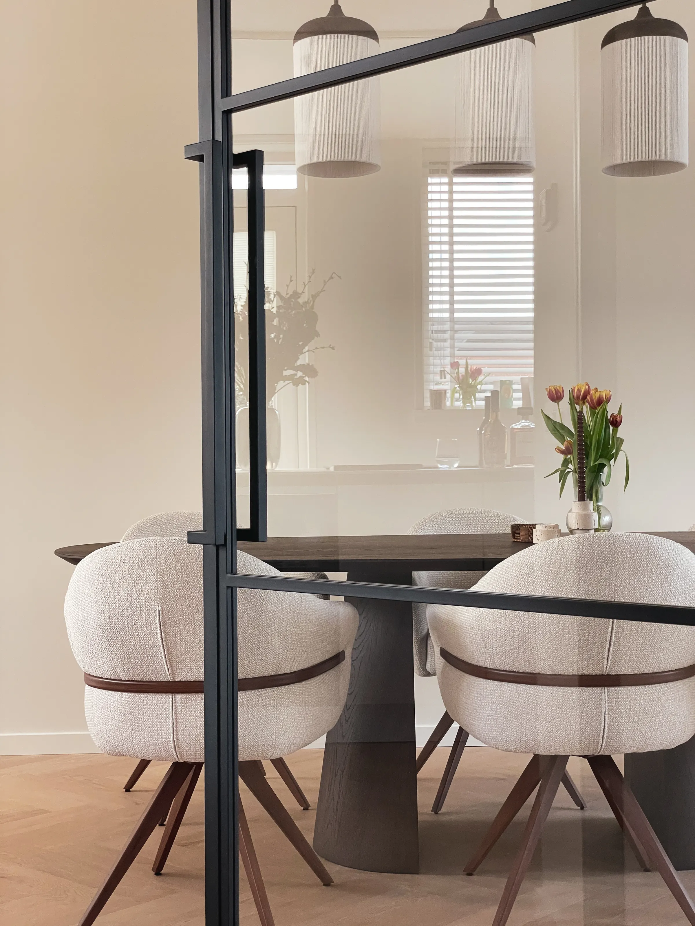 Stalen taatsdeur met zicht op de eettafel