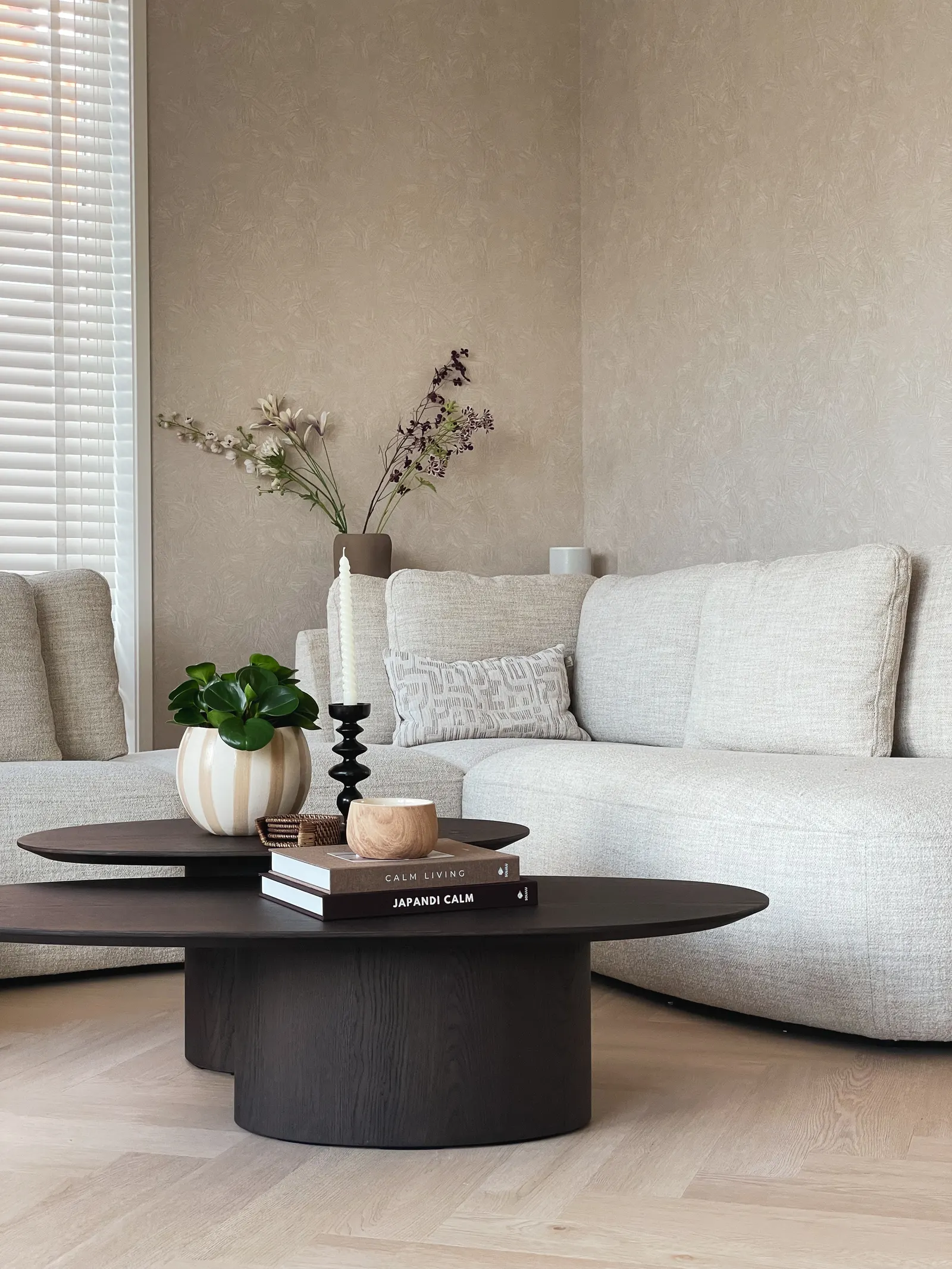 Woonkamer met ronde salontafels en gestyleerde boeken