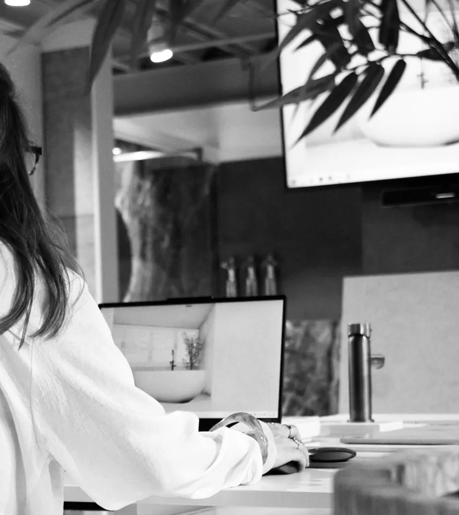 Lobke Meertens werkt aan een badkamerontwerp in de showroom